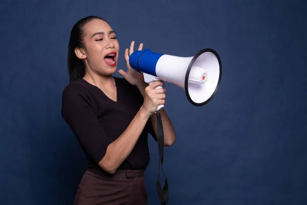 Mooie jonge Aziatische vrouw kondigen met megafoon. — Stockfoto