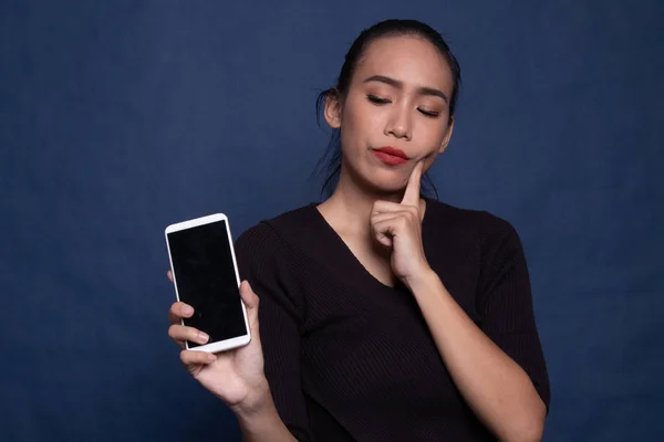 Ung asiatisk kvinna med mobiltelefon. — Stockfoto