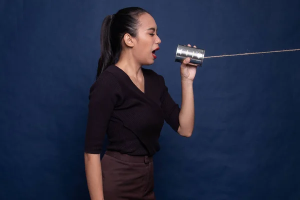 Giovane donna asiatica gridare con latta può telefono . — Foto Stock