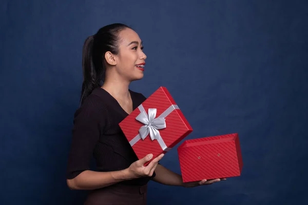 Joven mujer asiática abrir una caja de regalo . — Foto de Stock