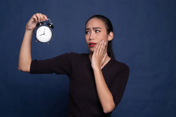 Jeune femme asiatique est stressé avec une horloge . — Photo