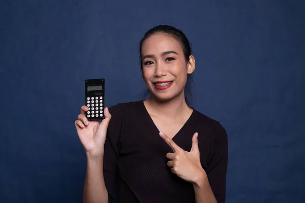 Asian woman point to  calculator. — Stock Photo, Image