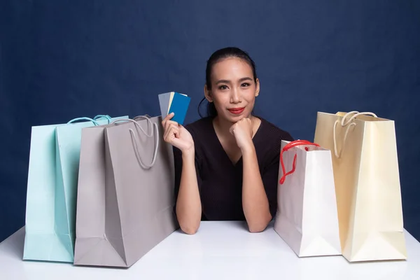 Mujer asiática joven con bolsa de compras y tarjeta en blanco . —  Fotos de Stock