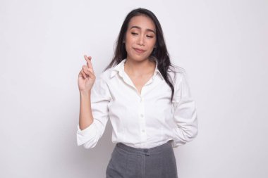Güzel genç Asyalı kadın çapraz parmak.
