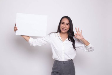 Genç Asyalı kadın göster Tamam beyaz boş işaretiyle.