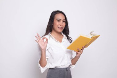 Genç Asyalı kadın göster Tamam bir kitapla.