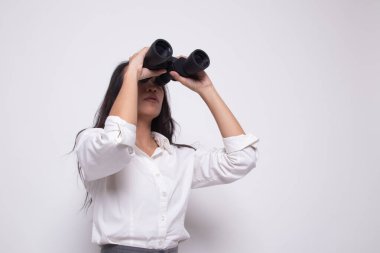 Dürbün ile genç Asyalı kadın.