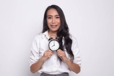 Genç Asyalı kadın gülümseme ile bir saat.