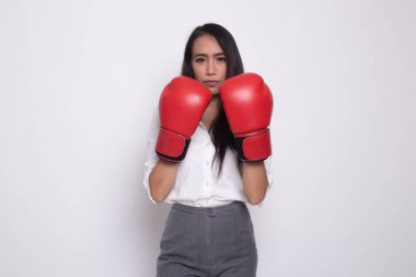 Genç Asyalı kadın kırmızı boks eldivenli.