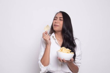 Genç Asyalı kadın yemek patates cipsi.
