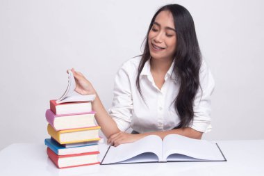 Genç Asyalı kadın kitapları tablo ile bir kitap okumak.