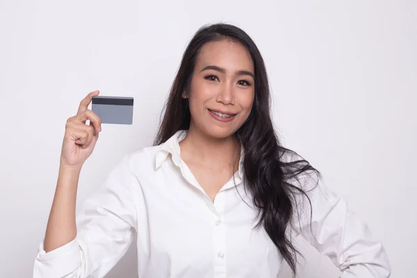 Jovem mulher asiática com um cartão em branco . — Fotografia de Stock