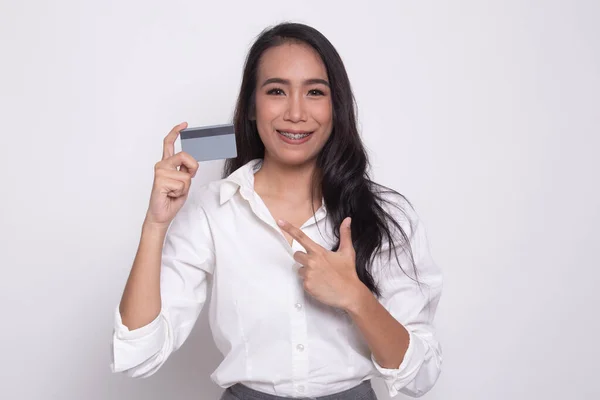 Young Asian woman point to a blank card. — Stock Photo, Image