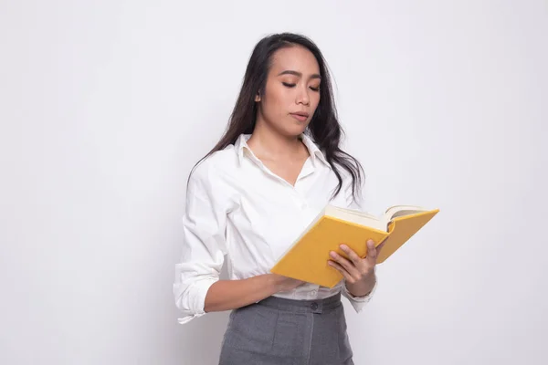 Junge asiatische Frau liest ein Buch. — Stockfoto