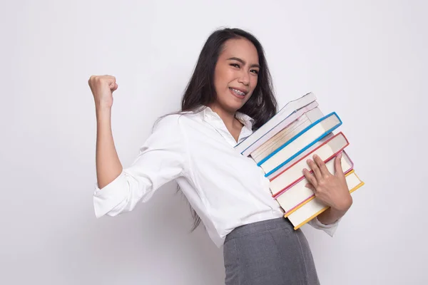 Mladá asijská žena studium se může knihy. — Stock fotografie