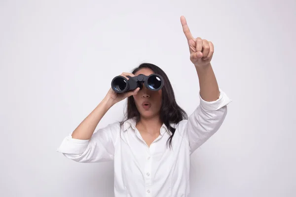 Giovane donna asiatica punto e guardare con binocolo . — Foto Stock