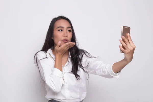 Young Asian woman with mobile phone. — Stock Photo, Image