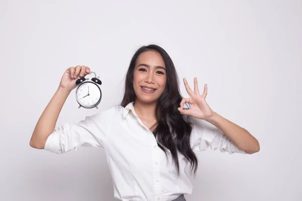 Jovem mulher asiática mostrar OK com um relógio . — Fotografia de Stock