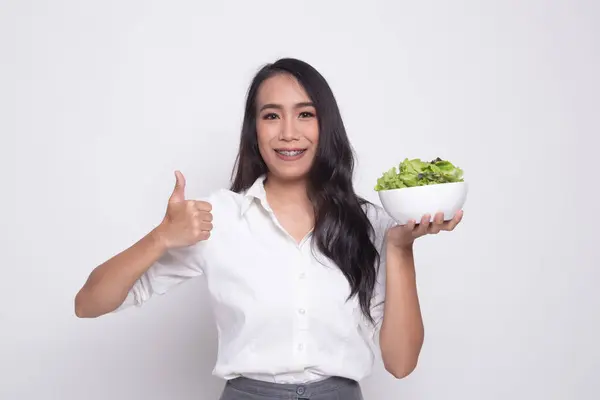 アジアの女性の健康的なサラダと親指. — ストック写真