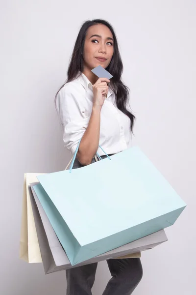 Fiatal ázsiai nő bevásárló táska, és az üres kártya. — Stock Fotó