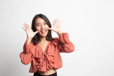 Genç Asyalı kadın dilini dışarı beyaz zemin üzerine yapışmasını