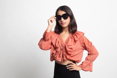 Beyaz arka planda güneş gözlüklü güzel bir Asyalı kızın portresi.