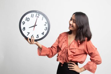 Beyaz zemin üzerinde bir saatli genç Asyalı kadın