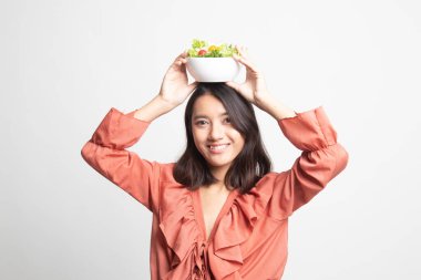 Beyaz zemin üzerine salata sağlıklı Asyalı kadın