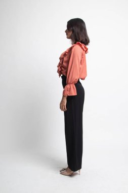 Güzel genç Asyalı kadının beyaz arka plan üzerinde yan tam vücut