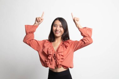 Beyaz arka plan üzerinde boş alan noktasına genç Asyalı kadın