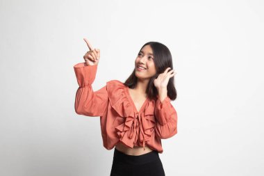 Beyaz arka plan üzerinde boş alan noktasına heyecanlı Asyalı kadın