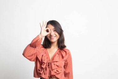 Beyaz arka plan üzerinde gözü güzel genç Asyalı kadın göster Tamam devretmeni