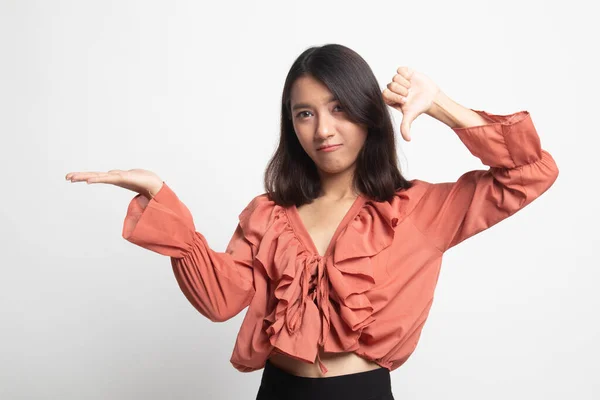 Joven Mujer Asiática Mostrar Palma Mano Los Pulgares Abajo Sobre — Foto de Stock