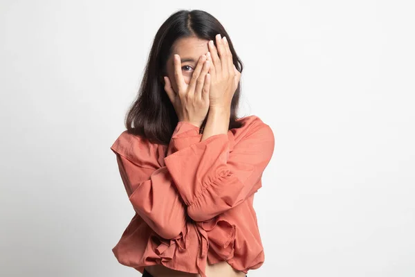 Schöne Junge Asiatische Frau Guckt Durch Finger Auf Weißem Hintergrund — Stockfoto