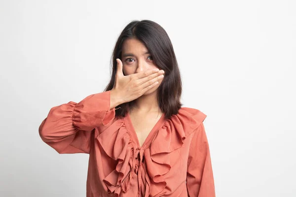 Ung Asiatisk Kvinna Stänga Munnen Med Handen Vit Bakgrund — Stockfoto