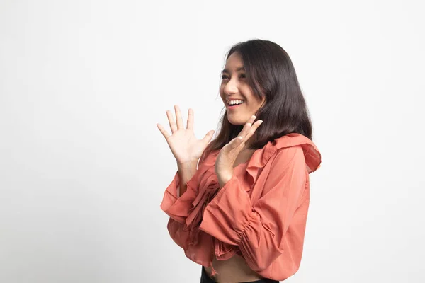 若いアジア女性は驚いて 白い背景の笑顔 — ストック写真