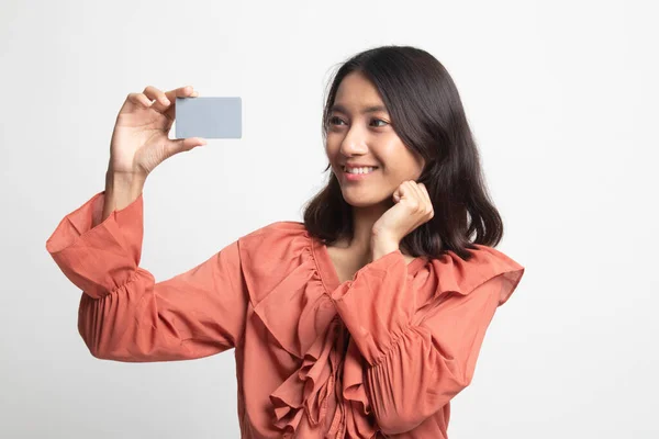 Feliz Joven Mujer Asiática Con Una Tarjeta Blanco Sobre Fondo —  Fotos de Stock