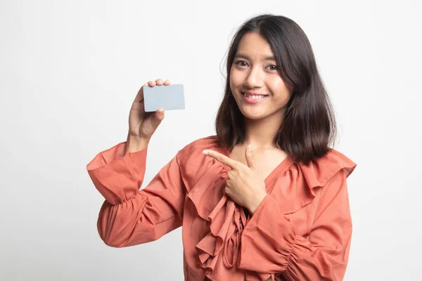Joven Mujer Asiática Señalar Una Tarjeta Blanco Sobre Fondo Blanco —  Fotos de Stock
