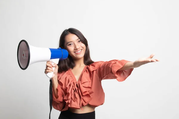 Mooie Jonge Aziatische Vrouw Kondigen Met Megafoon Witte Achtergrond — Stockfoto