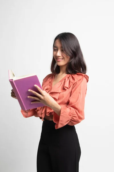 Junge Asiatische Frau Las Ein Buch Auf Weißem Hintergrund — Stockfoto