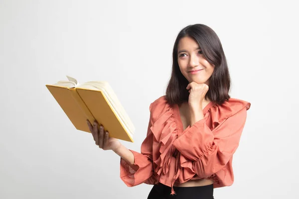 Junge Asiatische Frau Mit Einem Buch Denkt Auf Weißem Hintergrund — Stockfoto