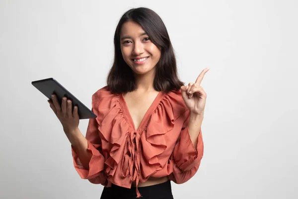 Joven Mujer Asiática Con Una Tableta Ordenador Sobre Fondo Blanco —  Fotos de Stock