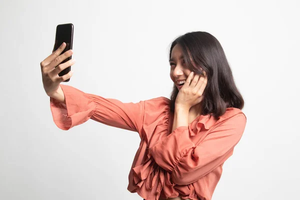 Молодая Азиатка Селфи Мобильного Телефона Белом Фоне — стоковое фото