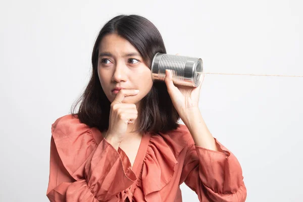 Ung Asiatisk Kvinna Höra Med Plåtburk Telefon Och Tänker Vit — Stockfoto
