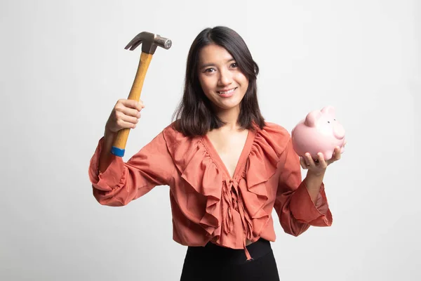 Mujer Asiática Con Banco Monedas Cerdo Martillo Sobre Fondo Blanco — Foto de Stock