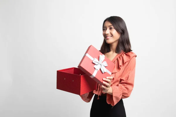 Joven Mujer Asiática Abrir Una Caja Regalo Sobre Fondo Blanco — Foto de Stock