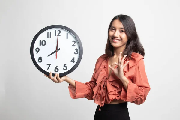 Joven Mujer Asiática Muestran Con Reloj Sobre Fondo Blanco — Foto de Stock