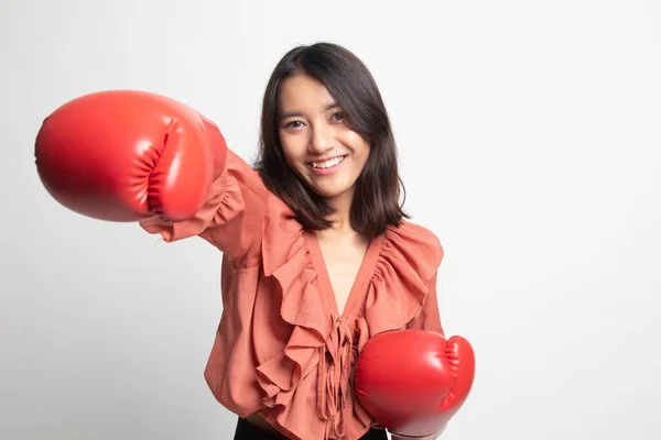 Joven Mujer Asiática Con Guantes Boxeo Rojos Sobre Fondo Blanco —  Fotos de Stock
