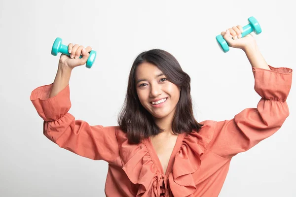 白い背景の上のダンベル健康なアジア女性 — ストック写真