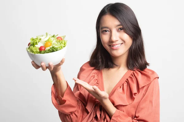 Saludable Mujer Asiática Con Ensalada Sobre Fondo Blanco —  Fotos de Stock